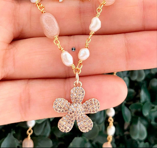 Flower pearl necklace